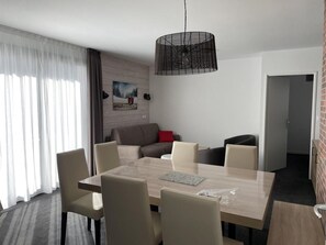 Interior - 80m from resort center, 3rd floor, swimming pool, terrace, tv, ski locker, 57m², Gourette (Eaux-Bonnes)
