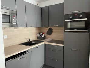 Kühlschrank, Mikrowelle, Ofen, Geschirrspüler