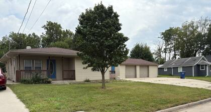 Lovely 3-bedroom house with AC in Des Moines