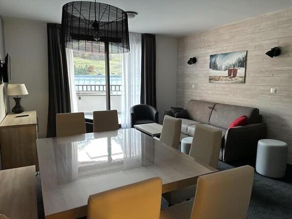 Interior - 150m from ski slopes, 5th floor, view mountain, swimming pool, terrace, tv, ski locker, 58m² (Eaux-Bonnes)