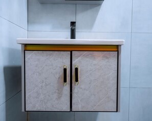 Appartement Deluxe, balcon | Salle de bain