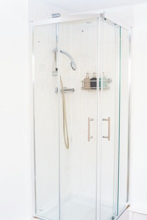 Haartrockner, Handtücher, Seife, Toilettenpapier