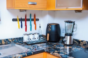 Microondas, horno, placa de cocina