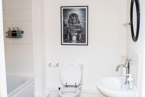 Séchoir à cheveux, serviettes fournies, savon, papier de toilette