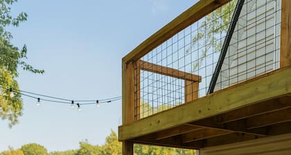 Cozy A-Frame Retreat by Beaver Lake, Minutes from Downtown Rogers