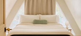 Cozy A-Frame Retreat by Beaver Lake, Minutes from Downtown Rogers