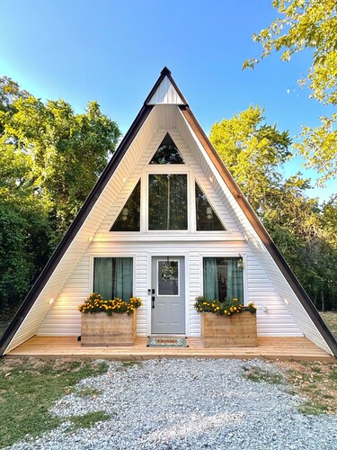Cozy A-Frame Retreat by Beaver Lake, Minutes from Downtown Rogers