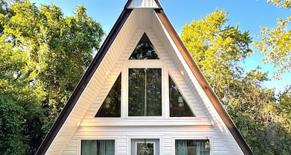 Cozy A-Frame Retreat by Beaver Lake, Minutes from Downtown Rogers