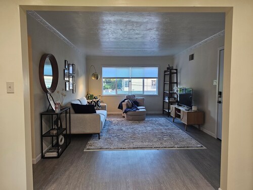 Nice apartment with AC in vibrant Oakland Maxwell Park area.