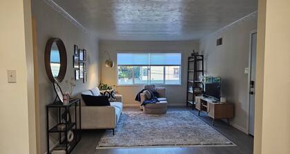 Nice apartment with AC in vibrant Oakland Maxwell Park area.