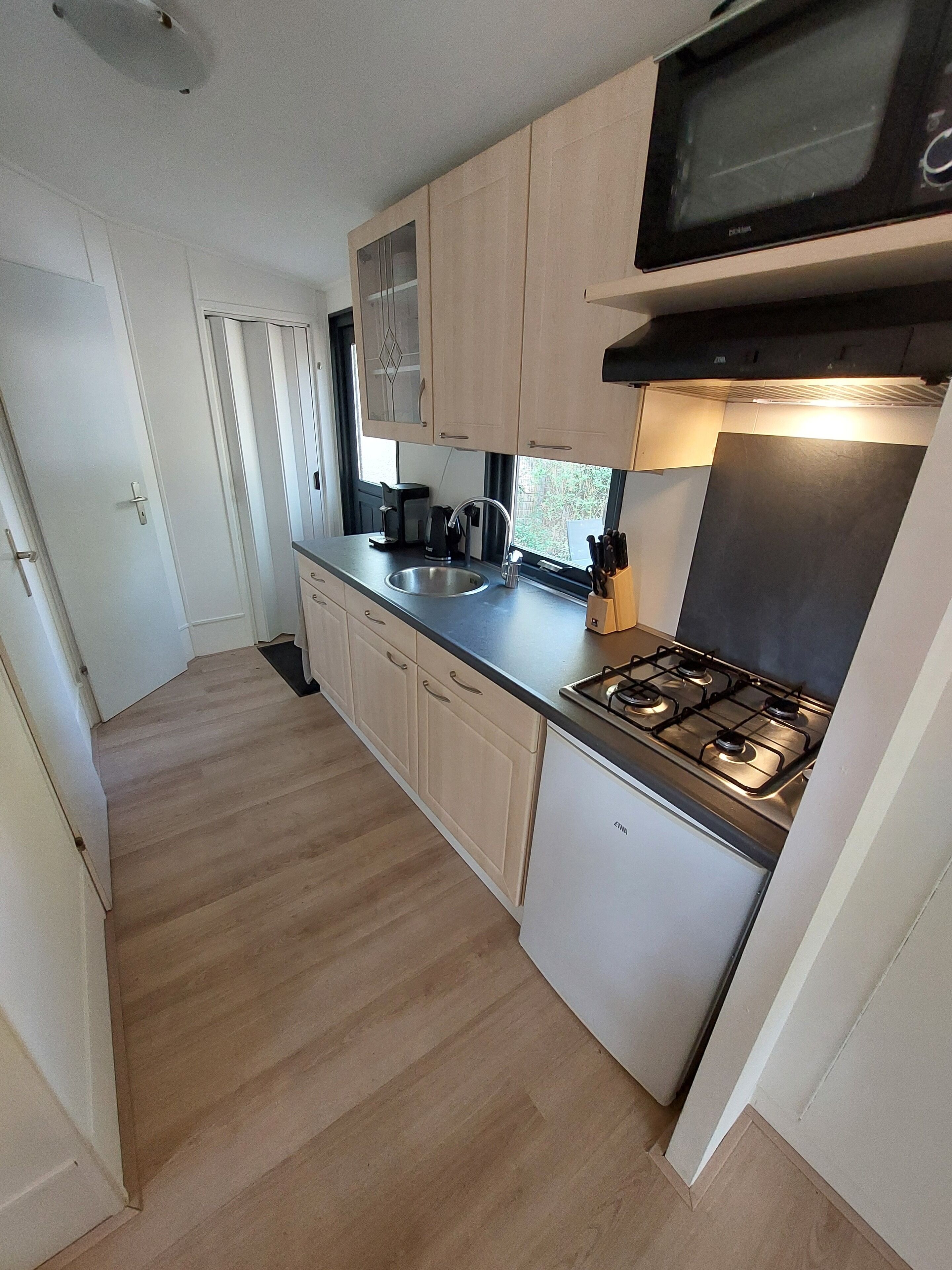 Geladeira, micro-ondas, fogão, cooktop