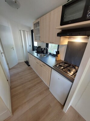 Refrigerador, microondas, horno, placa de cocina