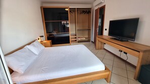 1 bedroom, iron/ironing board, internet, bed sheets