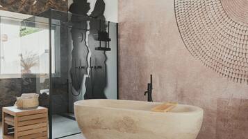 Doccia, vasca idromassaggio, asciugacapelli, bidet