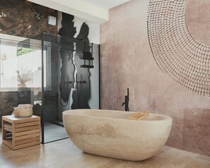 Shower, jetted bath, hair dryer, bidet - Al Borgo Luxury suite 01 (Abbasanta)