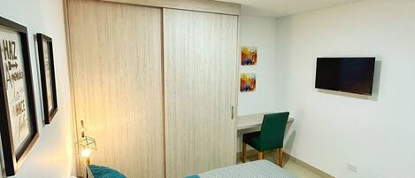 3 slaapkamers, een strijkplank/strijkijzer, wifi, beddengoed