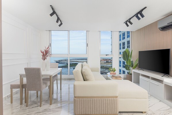 Living area - Charming 1-bedroom apartment in pleasant Panamá with AC, fitness room (Panamá)