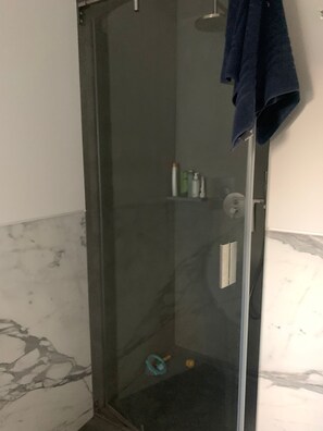 Douche, sèche-cheveux, bidet, serviettes fournies