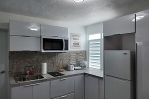 Réfrigérateur, four à micro-ondes, surface de cuisson, cafetière-théière