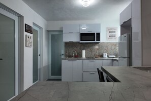 Refrigerador, microondas, parrilla de estufa y cafetera y tetera 
