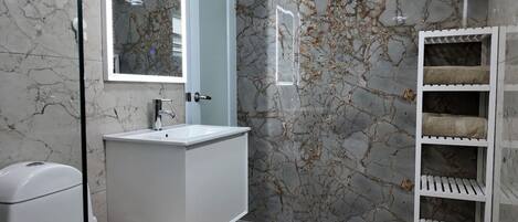 Toallas, jabón, papel de baño