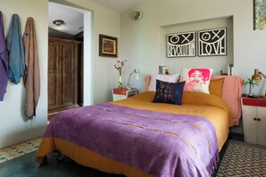 1 chambre, bureau, fer et planche à repasser, accès au Wi-Fi (inclus)