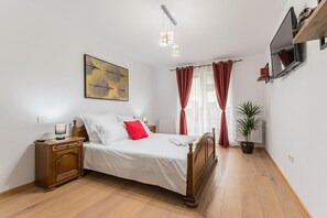 1 habitación, tabla de planchar con plancha, wifi gratis y ropa de cama