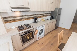 Fridge, oven, stovetop, electric kettle