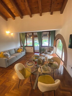 Smart TV, books - Comfortable apartment near the city, with convenient parking (Verona)