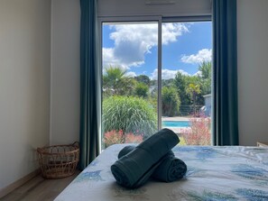 4 bedrooms, iron/ironing board, WiFi, bed sheets