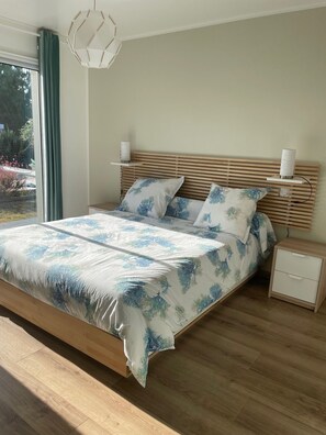 4 bedrooms, iron/ironing board, WiFi, bed sheets