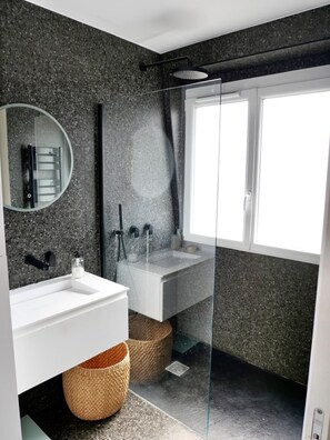 Haartrockner, Handtücher, Seife, Toilettenpapier