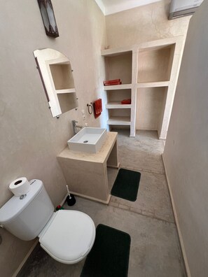 Douche, serviettes fournies, savon, papier toilette