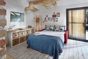 2 bedrooms, in-room safe, iron/ironing board, travel cot - Pine Lodge and Spa (La Garde)