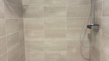 SĂšche-cheveux, serviettes fournies