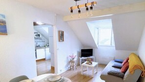 Een modern loft appartement met keuken, eethoek en zithoek.