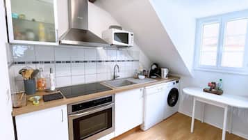 Réfrigérateur, micro-ondes, four, plaque de cuisson