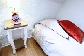 2 chambres, fer et planche à repasser, lit de bébé portatif