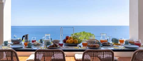 屋外ダイニングエリア