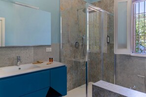 Shower, bidet, towels, shampoo