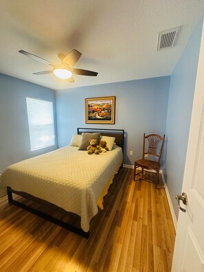 3 bedrooms, WiFi, bed sheets - Newly Renovated Tranquil 3-Bdrm Home in Osprey- Close to Beaches Dogs Okay (Osprey)