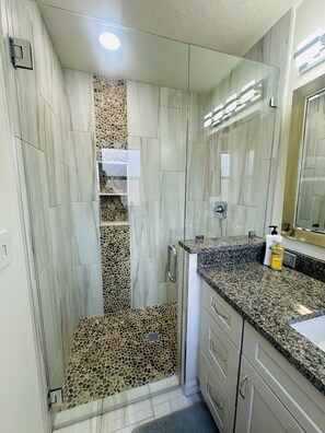 Haartrockner, Handtücher, Seife, Toilettenpapier