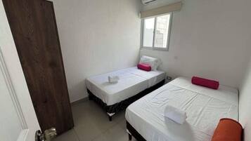 2 chambres, fer et planche à repasser, Wi-Fi, draps fournis