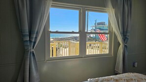 3 bedrooms, iron/ironing board, WiFi, bed sheets - Happy Everything - St George Island FL (Saint George Island)