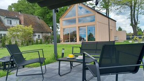 Outdoor dining - Villa Leone - spacious, breathtaking in harmony with nature (Nowe Warpno)