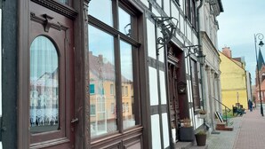 A traditional half-timbered building with large windows and a wooden door. - Villa Leone - spacious, breathtaking in harmony with nature (Nowe Warpno)
