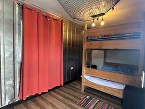 10 bedrooms, WiFi, bed sheets