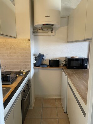 Kjøleskap, mikrobølgeovn, ovn og kokeplater