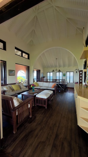 Televisión y chimenea