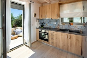 Fridge, oven, stovetop, coffee/tea maker